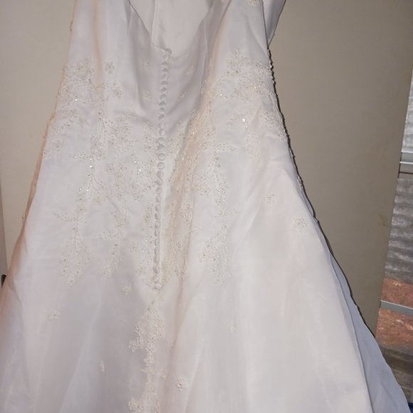 Wedding dress - Picture 2 of 2